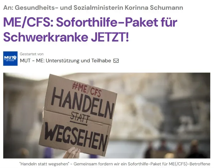 Plakat fordert Soforthilfe für ME/CFS-Betroffene vor unscharfem Hintergrund.