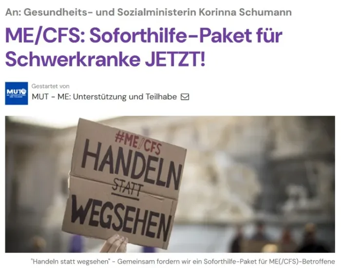 Plakat fordert Soforthilfe für ME/CFS-Betroffene vor unscharfem Hintergrund.
